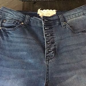 Skinny jeans with distressed ankle